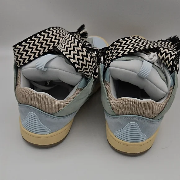 Stylish High-Top Sneakers with Bold Laces USED 1X